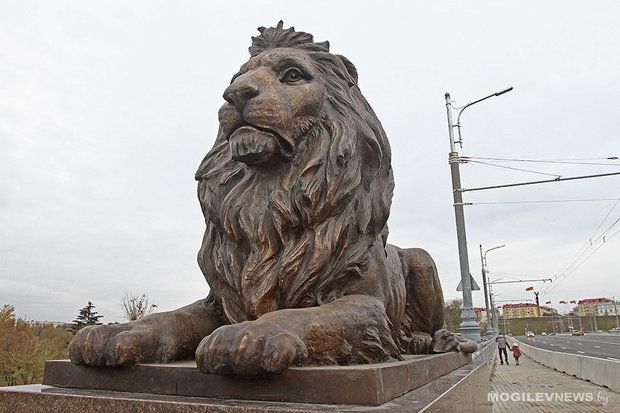 На Пушкинском мосту в Могилеве установили скульптуры львов