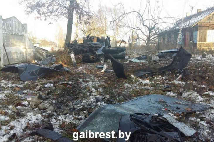 Каменец: при обгоне Passat врезался в дерево, погибли два человека