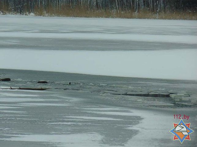 Рыбак провалился под лёд на озере Лосвидо