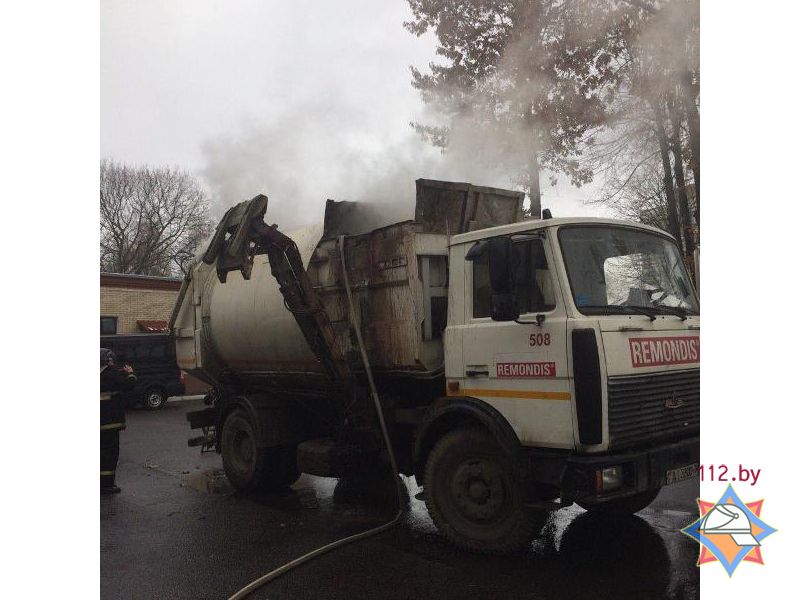 Горящий мусоровоз приехал прямо в пожарную часть в Минске