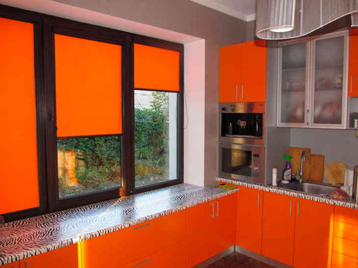 Как выбрать рулонные шторы на кухню по цвету, рисунку и материалу (ФОТО)