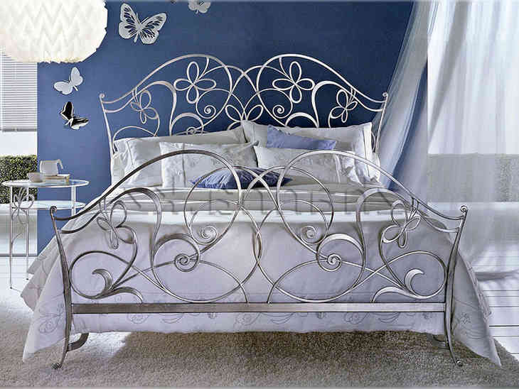 Дизайн кованых кроватей и столиков