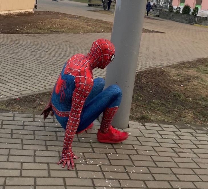 Могилев продолжает «спасать» Человек-Паук: на этот раз он пытался залезть на билборд