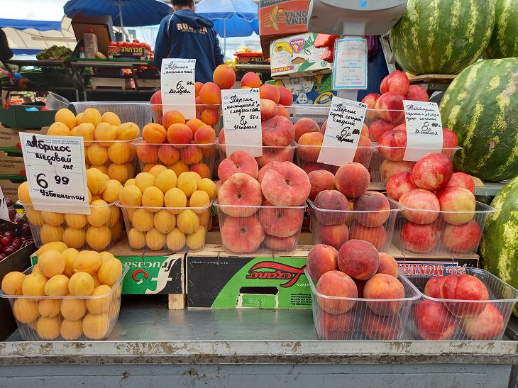 Килограмм фруктов в день. Клубника на рынке. Килограмм фруктов. Фрукт на 2 кг. Москворецкий рынок цены на фрукты.
