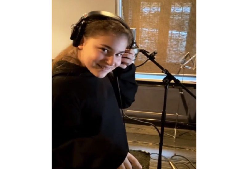 Алсу показала, как “эксплуатирует” свою дочь Микеллу Абрамову