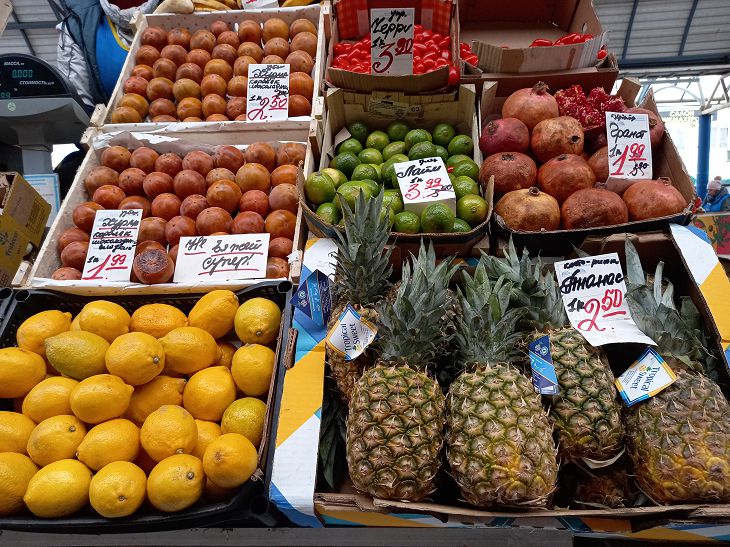 Фрукты краснодарского края. Фрукты на рынке. Какие фрукты в июле. Крымские фрукты и овощи. Фрукты в абхазии в июле.