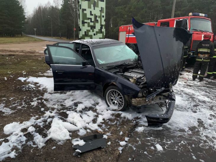 В Борисове BMW влетел в пропускавший его Volkswagen: три человека пострадали