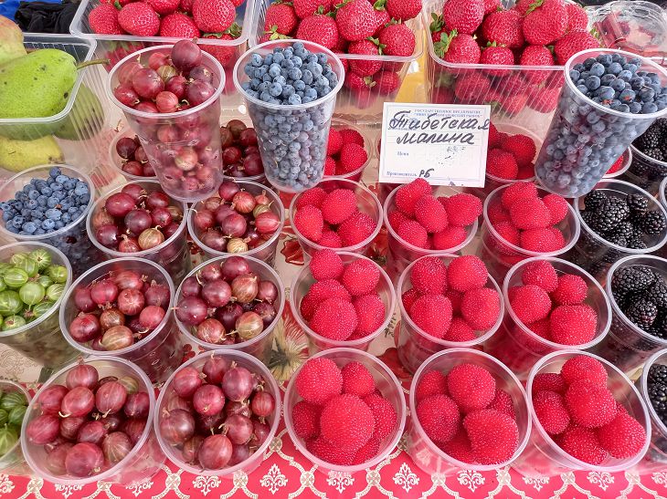 Na Komarovke Poyavilas Brusnika Za 6 5 Rublya Podeshevela Klubnika A Pomidory Otdayut Po Rublyu