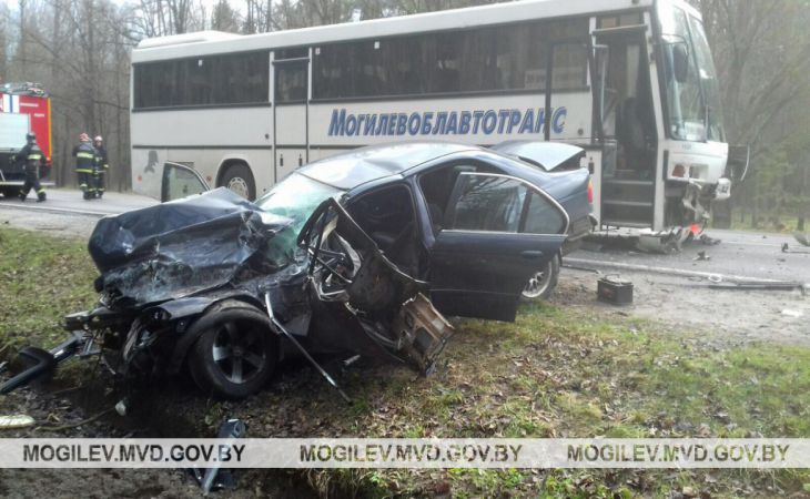 Серьёзное ДТП в Климовичском районе: BMW влетел в автобус с 8 пассажирами