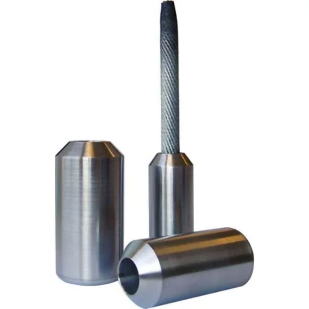 <p><img src="https://ropesystems.ru/upload/medialibrary/9c7/yjz0kpzmt7076168ct5s6wo13ysjdl6b.jpg" alt="" width="100%"></p> <p>Представьте себе крепкий канат, который висит над головой рабочих на стройке, удерживает автомобиль на подъемнике или служит растяжкой моста. Сам по себе трос — это лишь полдела. Без надежной фиксации концов он становится бесполезен и даже опасен. Именно в точках крепления зарождаются аварии. Разорванный трос на производстве — это не просто потеря груза, но риск для жизни людей.</p> <p>Проблема в том, что трос работает в системе, как единое целое. Надежность всей конструкции зависит от самого слабого звена — места соединения. Вот почему инженеры и строители всегда уделяют особое внимание муфтам, наконечникам и сокетам. Эти небольшие, на первый взгляд незаметные детали решают задачу безопасной передачи нагрузки и предотвращают катастрофические отказы.</p> <h2>Основные виды крепежей: обзор технологий</h2> <p>На рынке существует несколько испытанных временем решений для заделки концов тросов. Каждое имеет свои преимущества, ограничения и области применения. Правильный выбор во многом определяет долговечность и безопасность конструкции.</p> <h2>Клиновые зажимы: универсальное решение</h2> <p><img style="display: block; margin-left: auto; margin-right: auto;" src="https://ropesystems.ru/upload/medialibrary/57a/ak5152figfqy2s9ellvq130tliip76sp.jpg" alt="Зажим клиновой для троса 20-22 мм OWS 4" width="50%"></p> <p><strong>Клиновые зажимы (wedge sockets)</strong> — это разборная конструкция, основанная на принципе самозатягивания. Внутри стального корпуса располагается конусообразный клин, а трос просто вводится в отверстие сверху. При нагрузке клин втягивается внутрь, прижимая трос со всех сторон. Это создает соединение за счет самозатягивания клина и контролируемого обжатия каната.</p> <p><strong>Главное достоинство</strong> таких зажимов — разборность. Вы можете быстро установить новый трос на месте, прямо в полевых условиях, без специального оборудования. Поэтому клиновые муфты канатные широко применяются в крановом хозяйстве и на канатных машинах (драглайны, грейферы, копры), а также в ряде лифтовых/подъемных систем по конструкции производителя. Если вам часто требуется менять тросы, это оптимальный вариант.</p> <p><strong>Однако есть нюанс</strong>: при переменных нагрузках критичны правильная сборка и контроль посадки клина. Выполняют первичную «посадку» под нагрузкой, маркируют положение каната и регулярно проверяют, нет ли смещения/распускания хвоста.</p> <p>Монтаж выполняют строго по инструкции производителя: длина свободного конца, укладка каната в клин, (при необходимости) зажим на свободном конце и контрольная метка</p> <h2>Обжимные наконечники: эстетика и прочность</h2> <p><img style="display: block; margin-left: auto; margin-right: auto;" src="https://ropesystems.ru/upload/medialibrary/265/e0rgp2olx773e6e3rcx5hca4i21z8bpz.jpg" alt="Наконечник обжимной для троса 23 мм, END STOP ES" width="50%"></p> <p><strong>Обжимные наконечники (swage terminals)</strong> представляют собой неразборное соединение. Металлическая втулка специального профиля просто опрессовывается на калиброванных матрицах гидравлическим прессом или на ротационной обжимной машине (swaging). Под давлением втулка деформируется, обволакивая трос со всех сторон, что создает монолитное соединение.</p> <p><strong>Такой подход имеет несколько преимуществ</strong>. Во-первых, эстетика: гладкое, красивое соединение без выступающих элементов. Во-вторых, надежность: качественная опрессовка при соблюдении технологии дает высокую стойкость к вибрациям, но требует правильного подбора втулки/матриц и контроля (в т.ч. измерений после обжима и/или испытаний).</p> <p>Обжимные наконечники активно используются в архитектурных растяжках небоскребов, при монтаже постоянных стоячих такелажных систем на яхтах и парусниках, в стационарных промышленных конструкциях. Если вы планируете долговременную конструкцию, которую не нужно часто перестраивать — это ваш выбор.</p> <p><strong>Минус — неразборность</strong>. Если трос износился, придется полностью переделывать соединение. Кроме того, требуется специальное оборудование для опрессовки, что усложняет полевые работы.</p> <h2>Заливные сокеты: максимальная надежность</h2> <p><img style="display: block; margin-left: auto; margin-right: auto;" src="https://ropesystems.ru/upload/iblock/b73/44m4g1717uzczhel10z0exirr8815puu.jpg" alt="Закрытый сокет заливной CSS для троса 31-36 мм" width="50%"></p> <p><strong>Заливные сокеты (spelter sockets)</strong> — это наиболее надежный, но и самый технологичный вид крепления. Конструкция проста: стальной или алюминиевый «стакан», внутри которого расплетается конец троса, а затем полость заливается расплавленным цинковым сплавом (spelter) либо полимерным компаундом (resin socketing) — в зависимости от технологии.</p> <p>При затвердевании металл или полимер образует практически неразрывную связь с волокнами троса. При правильной подготовке и заливке по инструкции производители часто декларируют эффективность до 100% разрывной прочности каната (для цинковой заливки); для компаундов значения зависят от системы и регламента испытаний.</p> <p>Заливные сокеты применяются в наиболее критичных конструкциях: мостостроении, вантовых системах, глубоководном оффшорном лифтинге. Здесь ошибка недопустима, и инженеры выбирают именно этот вариант.</p> <p><strong>Недостаток</strong> — технологичность и стоимость. Нужны оборудование для плавки/нагрева (тигель), контроль температуры, подготовка каната (распушение/очистка), оснастка и квалификация персонала. На стройплощадке такое выполнить сложно. Кроме того, это необратимое соединение.</p> <h2>Винтовые зажимы: простое решение для временных конструкций</h2> <p><img style="display: block; margin-left: auto; margin-right: auto;" src="https://ropesystems.ru/upload/iblock/e7e/3pxgkynljdg03zzsa78wk8renb77svjb.jpg" alt="Зажим канатный грузоподъемный DIN 1142 10 мм" width="50%"></p> <p>U-образное болтовое соединение (винтовые зажимы) — самая простая альтернатива. Канатный зажим (клипса) состоит из U-резьбовой шпильки, седла (saddle) и гаек. Устанавливается в заданном количестве с нужным шагом и моментом затяжки. Гайки затягиваются сверху. Седло ставят на рабочую ветвь, U-резьбовая шпилька — на свободный конец</p> <p><strong>Важно понимать</strong>: это не профессиональная «муфта» в полном смысле слова, но популярное решение для временных креплений в быту и на малых объектах. Применяются, но только при соблюдении норм монтажа (количество зажимов, расстояния, момент затяжки, повторная протяжка после нагружения). Для ответственных и грузоподъемных операций часто выбирают сокеты/опрессовку.</p> <h2>Как выбрать правильное крепление: практический совет</h2> <p>Выбор типа муфты зависит от нескольких факторов. Давайте разберем ключевые критерии.</p> <ol> <li><strong>Первый фактор — разборность</strong>. Если вам нужно часто менять тросы на одном месте, выбирайте клиновые зажимы. Они самые удобные для этого. Если конструкция стационарная и трос будет работать годами, можно выбрать более надежный вариант: обжим или заливку.</li> <li><strong>Второй фактор — величина нагрузки</strong>. Для критически важных подъемов, особенно если речь идет о подъеме людей или особо ценного груза, выбирайте заливные сокеты или заводской обжим. Здесь экономия недопустима.</li> <li><strong>Третий фактор — условия эксплуатаци</strong>и. Если конструкция находится в агрессивной среде (морской воздух, кислотная среда), используйте нержавеющую сталь или специальные защитные покрытия. Для обычных условий подойдет оцинкованный вариант.</li> <li><strong>Четвертый фактор — динамические нагрузки</strong>. Если предполагаются частые рывки, удары или вибрация, избегайте клиновых зажимов простой конструкции. Они будут проскальзывать. Лучше выбрать обжим или заливку.</li> </ol> <h2>Безопасность и обслуживание</h2> <p>Помните, что даже правильно выполненная муфта — это не вечное соединение. Металл устает, коррозирует, взаимодействует со средой.</p> <p>Проводите регулярные осмотры крепления. Ищите микротрещины на поверхности, следы коррозии внутри стакана (если это заливной сокет), ослабление клина (если это зажим). Нижняя часть клинового зажима, которая видна из-под троса, может окисляться и требовать защиты от влаги.</p> <p>Если вы заметили даже малейшие признаки износа — немедленно заменяйте. Авария при отказе муфты происходит внезапно и часто необратимо.</p> <h2>Итог: правильное крепление — основа безопасности</h2> <p>Правильно подобранная <a href="https://ropesystems.ru/catalog/mufty-dlya-trosa/">муфта канатная</a> — это гарантия того, что ваш трос отработает весь отведенный ему ресурс на все 100% без аварий и непредвиденных отказов. Не экономьте на креплении, не полагайтесь на временные решения в критичных конструкциях.</p> <p>Если вы планируете собрать сложную систему с тросами, обратитесь к профессионалам за опрессовкой, заливкой или подбором оптимального типа крепежа. Мелкие затраты на консультацию и качественное выполнение работы окупятся безопасностью и долговечностью конструкции.</p>