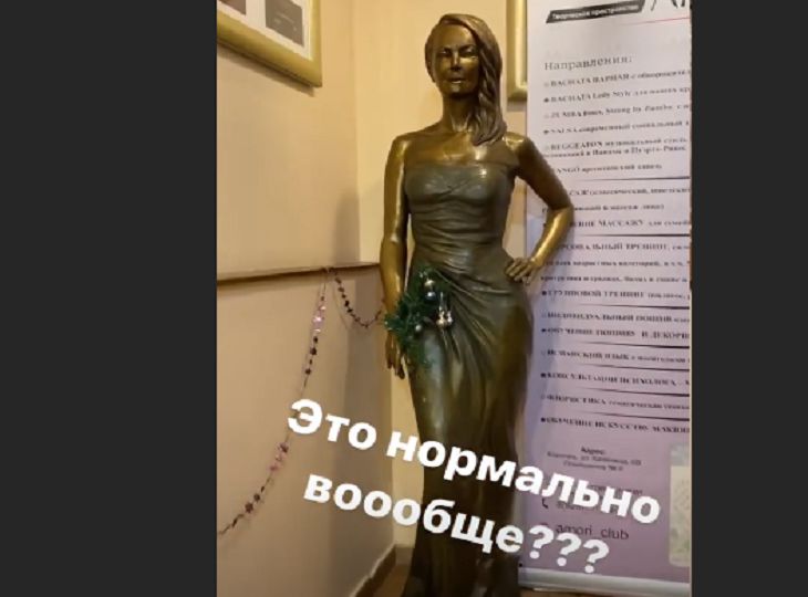 Наталья Фриске нашла копию памятника с могилы Жанны в придорожном кафе