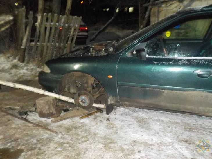 В Бобруйске автомобиль соскочил с опоры и придавил мужчину 
