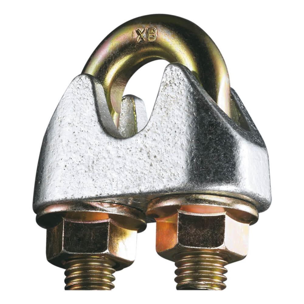 <p><img src="https://ropesystems.ru/upload/medialibrary/9c7/yjz0kpzmt7076168ct5s6wo13ysjdl6b.jpg" alt="" width="100%"></p> <p>Представьте себе крепкий канат, который висит над головой рабочих на стройке, удерживает автомобиль на подъемнике или служит растяжкой моста. Сам по себе трос — это лишь полдела. Без надежной фиксации концов он становится бесполезен и даже опасен. Именно в точках крепления зарождаются аварии. Разорванный трос на производстве — это не просто потеря груза, но риск для жизни людей.</p> <p>Проблема в том, что трос работает в системе, как единое целое. Надежность всей конструкции зависит от самого слабого звена — места соединения. Вот почему инженеры и строители всегда уделяют особое внимание муфтам, наконечникам и сокетам. Эти небольшие, на первый взгляд незаметные детали решают задачу безопасной передачи нагрузки и предотвращают катастрофические отказы.</p> <h2>Основные виды крепежей: обзор технологий</h2> <p>На рынке существует несколько испытанных временем решений для заделки концов тросов. Каждое имеет свои преимущества, ограничения и области применения. Правильный выбор во многом определяет долговечность и безопасность конструкции.</p> <h2>Клиновые зажимы: универсальное решение</h2> <p><img style="display: block; margin-left: auto; margin-right: auto;" src="https://ropesystems.ru/upload/medialibrary/57a/ak5152figfqy2s9ellvq130tliip76sp.jpg" alt="Зажим клиновой для троса 20-22 мм OWS 4" width="50%"></p> <p><strong>Клиновые зажимы (wedge sockets)</strong> — это разборная конструкция, основанная на принципе самозатягивания. Внутри стального корпуса располагается конусообразный клин, а трос просто вводится в отверстие сверху. При нагрузке клин втягивается внутрь, прижимая трос со всех сторон. Это создает соединение за счет самозатягивания клина и контролируемого обжатия каната.</p> <p><strong>Главное достоинство</strong> таких зажимов — разборность. Вы можете быстро установить новый трос на месте, прямо в полевых условиях, без специального оборудования. Поэтому клиновые муфты канатные широко применяются в крановом хозяйстве и на канатных машинах (драглайны, грейферы, копры), а также в ряде лифтовых/подъемных систем по конструкции производителя. Если вам часто требуется менять тросы, это оптимальный вариант.</p> <p><strong>Однако есть нюанс</strong>: при переменных нагрузках критичны правильная сборка и контроль посадки клина. Выполняют первичную «посадку» под нагрузкой, маркируют положение каната и регулярно проверяют, нет ли смещения/распускания хвоста.</p> <p>Монтаж выполняют строго по инструкции производителя: длина свободного конца, укладка каната в клин, (при необходимости) зажим на свободном конце и контрольная метка</p> <h2>Обжимные наконечники: эстетика и прочность</h2> <p><img style="display: block; margin-left: auto; margin-right: auto;" src="https://ropesystems.ru/upload/medialibrary/265/e0rgp2olx773e6e3rcx5hca4i21z8bpz.jpg" alt="Наконечник обжимной для троса 23 мм, END STOP ES" width="50%"></p> <p><strong>Обжимные наконечники (swage terminals)</strong> представляют собой неразборное соединение. Металлическая втулка специального профиля просто опрессовывается на калиброванных матрицах гидравлическим прессом или на ротационной обжимной машине (swaging). Под давлением втулка деформируется, обволакивая трос со всех сторон, что создает монолитное соединение.</p> <p><strong>Такой подход имеет несколько преимуществ</strong>. Во-первых, эстетика: гладкое, красивое соединение без выступающих элементов. Во-вторых, надежность: качественная опрессовка при соблюдении технологии дает высокую стойкость к вибрациям, но требует правильного подбора втулки/матриц и контроля (в т.ч. измерений после обжима и/или испытаний).</p> <p>Обжимные наконечники активно используются в архитектурных растяжках небоскребов, при монтаже постоянных стоячих такелажных систем на яхтах и парусниках, в стационарных промышленных конструкциях. Если вы планируете долговременную конструкцию, которую не нужно часто перестраивать — это ваш выбор.</p> <p><strong>Минус — неразборность</strong>. Если трос износился, придется полностью переделывать соединение. Кроме того, требуется специальное оборудование для опрессовки, что усложняет полевые работы.</p> <h2>Заливные сокеты: максимальная надежность</h2> <p><img style="display: block; margin-left: auto; margin-right: auto;" src="https://ropesystems.ru/upload/iblock/b73/44m4g1717uzczhel10z0exirr8815puu.jpg" alt="Закрытый сокет заливной CSS для троса 31-36 мм" width="50%"></p> <p><strong>Заливные сокеты (spelter sockets)</strong> — это наиболее надежный, но и самый технологичный вид крепления. Конструкция проста: стальной или алюминиевый «стакан», внутри которого расплетается конец троса, а затем полость заливается расплавленным цинковым сплавом (spelter) либо полимерным компаундом (resin socketing) — в зависимости от технологии.</p> <p>При затвердевании металл или полимер образует практически неразрывную связь с волокнами троса. При правильной подготовке и заливке по инструкции производители часто декларируют эффективность до 100% разрывной прочности каната (для цинковой заливки); для компаундов значения зависят от системы и регламента испытаний.</p> <p>Заливные сокеты применяются в наиболее критичных конструкциях: мостостроении, вантовых системах, глубоководном оффшорном лифтинге. Здесь ошибка недопустима, и инженеры выбирают именно этот вариант.</p> <p><strong>Недостаток</strong> — технологичность и стоимость. Нужны оборудование для плавки/нагрева (тигель), контроль температуры, подготовка каната (распушение/очистка), оснастка и квалификация персонала. На стройплощадке такое выполнить сложно. Кроме того, это необратимое соединение.</p> <h2>Винтовые зажимы: простое решение для временных конструкций</h2> <p><img style="display: block; margin-left: auto; margin-right: auto;" src="https://ropesystems.ru/upload/iblock/e7e/3pxgkynljdg03zzsa78wk8renb77svjb.jpg" alt="Зажим канатный грузоподъемный DIN 1142 10 мм" width="50%"></p> <p>U-образное болтовое соединение (винтовые зажимы) — самая простая альтернатива. Канатный зажим (клипса) состоит из U-резьбовой шпильки, седла (saddle) и гаек. Устанавливается в заданном количестве с нужным шагом и моментом затяжки. Гайки затягиваются сверху. Седло ставят на рабочую ветвь, U-резьбовая шпилька — на свободный конец</p> <p><strong>Важно понимать</strong>: это не профессиональная «муфта» в полном смысле слова, но популярное решение для временных креплений в быту и на малых объектах. Применяются, но только при соблюдении норм монтажа (количество зажимов, расстояния, момент затяжки, повторная протяжка после нагружения). Для ответственных и грузоподъемных операций часто выбирают сокеты/опрессовку.</p> <h2>Как выбрать правильное крепление: практический совет</h2> <p>Выбор типа муфты зависит от нескольких факторов. Давайте разберем ключевые критерии.</p> <ol> <li><strong>Первый фактор — разборность</strong>. Если вам нужно часто менять тросы на одном месте, выбирайте клиновые зажимы. Они самые удобные для этого. Если конструкция стационарная и трос будет работать годами, можно выбрать более надежный вариант: обжим или заливку.</li> <li><strong>Второй фактор — величина нагрузки</strong>. Для критически важных подъемов, особенно если речь идет о подъеме людей или особо ценного груза, выбирайте заливные сокеты или заводской обжим. Здесь экономия недопустима.</li> <li><strong>Третий фактор — условия эксплуатаци</strong>и. Если конструкция находится в агрессивной среде (морской воздух, кислотная среда), используйте нержавеющую сталь или специальные защитные покрытия. Для обычных условий подойдет оцинкованный вариант.</li> <li><strong>Четвертый фактор — динамические нагрузки</strong>. Если предполагаются частые рывки, удары или вибрация, избегайте клиновых зажимов простой конструкции. Они будут проскальзывать. Лучше выбрать обжим или заливку.</li> </ol> <h2>Безопасность и обслуживание</h2> <p>Помните, что даже правильно выполненная муфта — это не вечное соединение. Металл устает, коррозирует, взаимодействует со средой.</p> <p>Проводите регулярные осмотры крепления. Ищите микротрещины на поверхности, следы коррозии внутри стакана (если это заливной сокет), ослабление клина (если это зажим). Нижняя часть клинового зажима, которая видна из-под троса, может окисляться и требовать защиты от влаги.</p> <p>Если вы заметили даже малейшие признаки износа — немедленно заменяйте. Авария при отказе муфты происходит внезапно и часто необратимо.</p> <h2>Итог: правильное крепление — основа безопасности</h2> <p>Правильно подобранная <a href="https://ropesystems.ru/catalog/mufty-dlya-trosa/">муфта канатная</a> — это гарантия того, что ваш трос отработает весь отведенный ему ресурс на все 100% без аварий и непредвиденных отказов. Не экономьте на креплении, не полагайтесь на временные решения в критичных конструкциях.</p> <p>Если вы планируете собрать сложную систему с тросами, обратитесь к профессионалам за опрессовкой, заливкой или подбором оптимального типа крепежа. Мелкие затраты на консультацию и качественное выполнение работы окупятся безопасностью и долговечностью конструкции.</p>