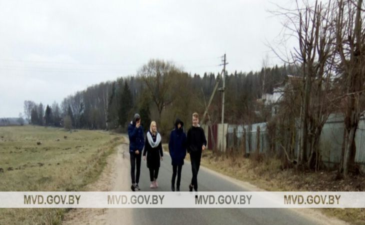 Под Минском неизвестные разгромили припаркованный Mercedes. Милиция ищет компанию подростков