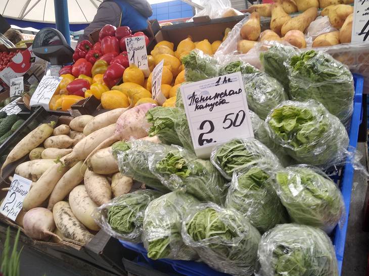 Цены на овощи 2024. Зелень на рынке. Много зелени рынок. Зелень на прилавке рынка. Узбекский рынок зелени.