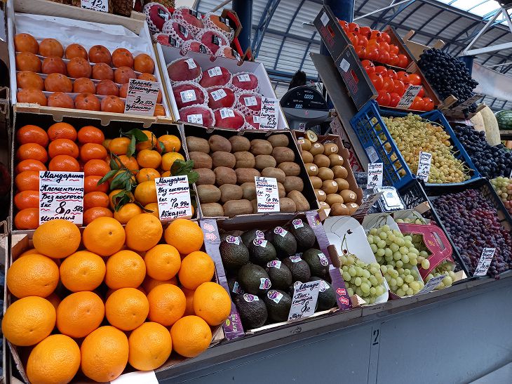 Цены на фрукты 2024. Рынок Комаровка. Владивосток рынок овощей и фруктов. Талнадн фрукты на рынке. Калининграда рынок фрукты.