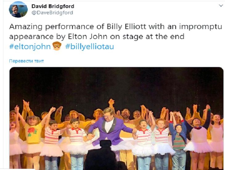 Элтон Джон удивил зрителей своим выходом на сцену в балетной пачке