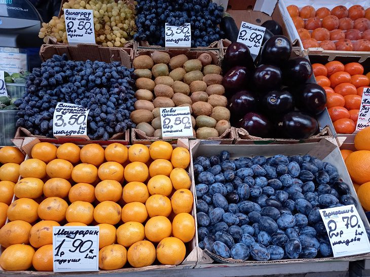 Цены фруктов в бф. Южные фрукты Краснодарского края. Фрукты на рынке сейчас. Рижский рынок фрукты.