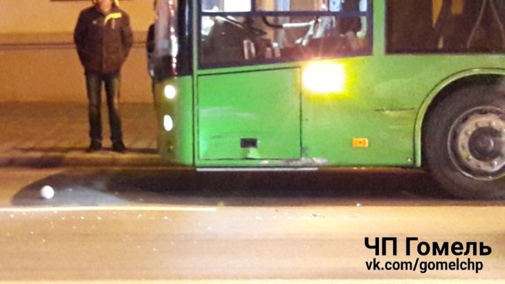 Серьезная авария в центре Гомеля: столкнулись два автомобиля, зацепив при этом автобус  
