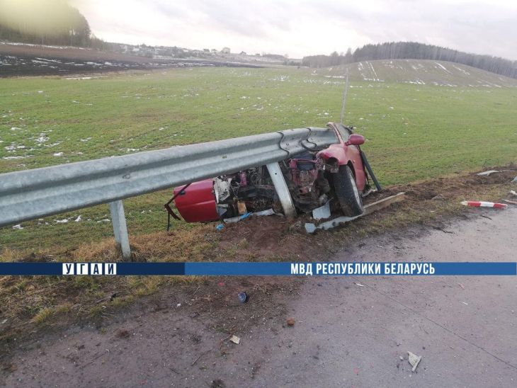 На МКАД-2 автомобиль насквозь «прошило» отбойником: в салоне находилась маленькая девочка 