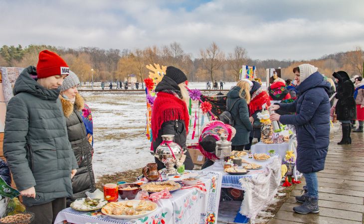 Столы с угощением