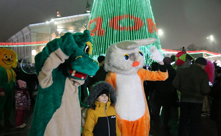 Новый год к нам идет. Посмотрите, как в Гомеле ёлку зажигали