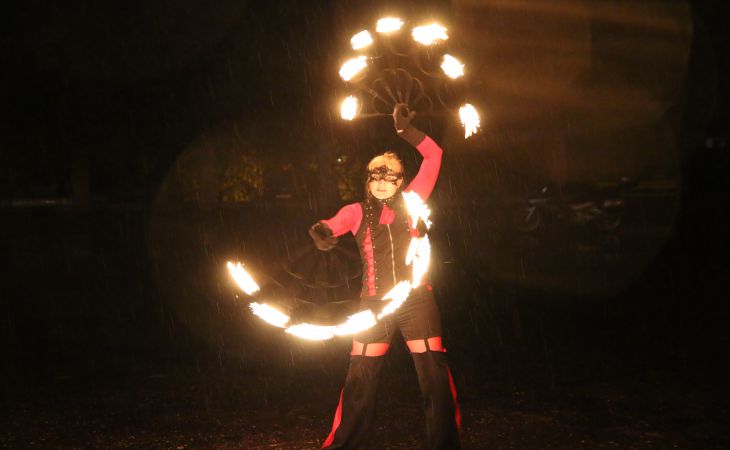 Рыцари, вампиры, байкеры и фаер-шоу: как гомельчане отмечали Хэллоуин