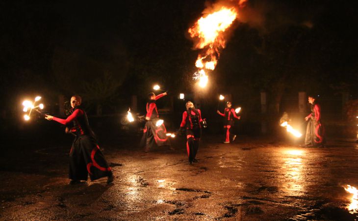 Рыцари, вампиры, байкеры и фаер-шоу: как гомельчане отмечали Хэллоуин