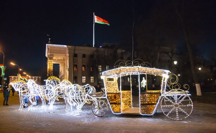 Мышь, Бык и деревня Деда Мороза. Как в Гомеле новогоднюю ёлку зажигали