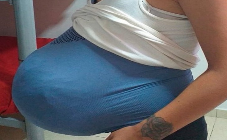Девушка притворилась беременной, чтобы провезти 4 кг наркотиков на животе