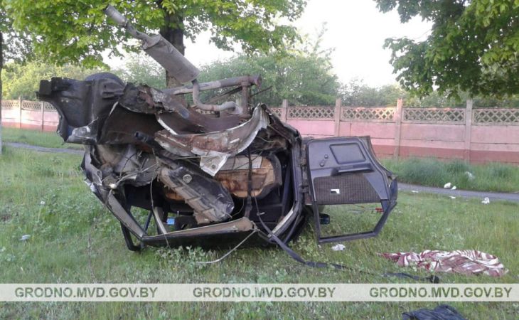 Жуткая авария в Лиде: Audi врезалась в дерево, водитель вылетела из салона погибла