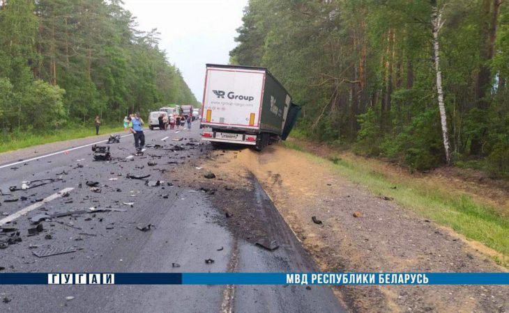 Жуткое ДТП в Барановичском районе: легковушка влетела в фуру: 2 человека погибли
