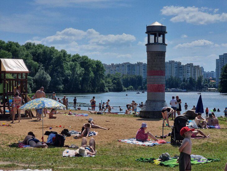 Как минчане спасаются от жары. Смотрите в фотоподборке