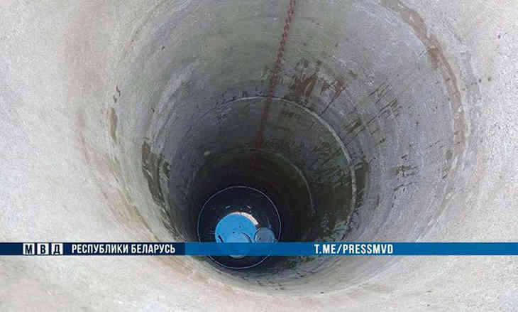 Под Минском неизвестные разгромили припаркованный Mercedes. Милиция ищет компанию подростков