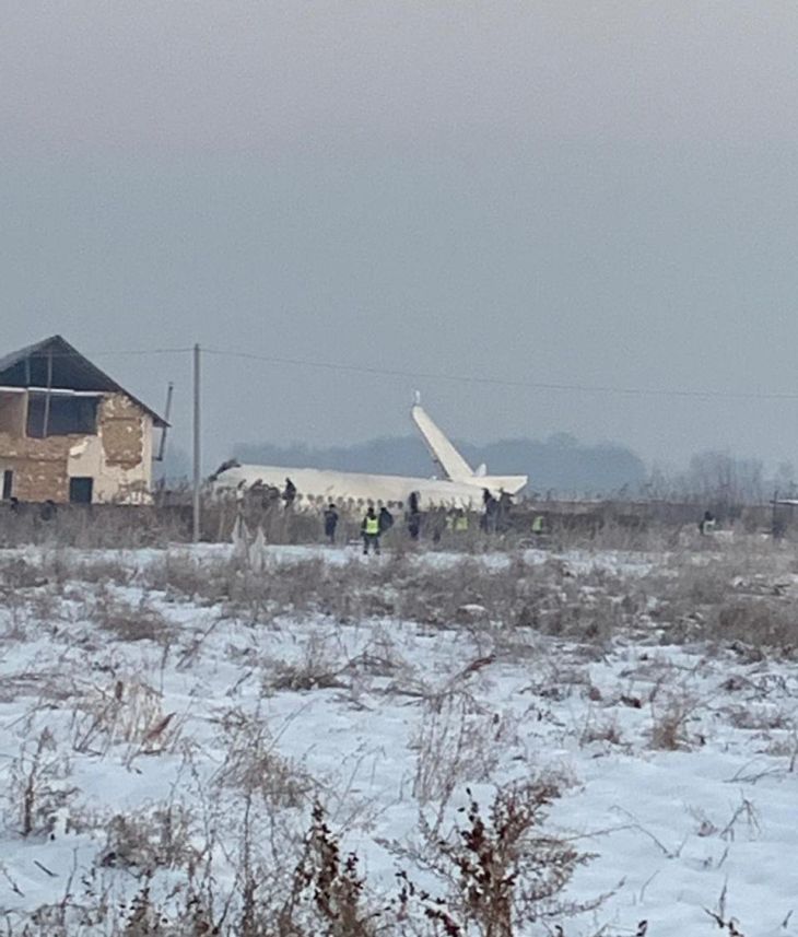 "Сломанные руки, ноги. Кровь": пассажирка рухнувшего самолета в Алматы рассказала, что происходило на борту