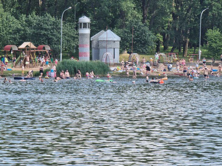 Как минчане спасаются от жары. Смотрите в фотоподборке