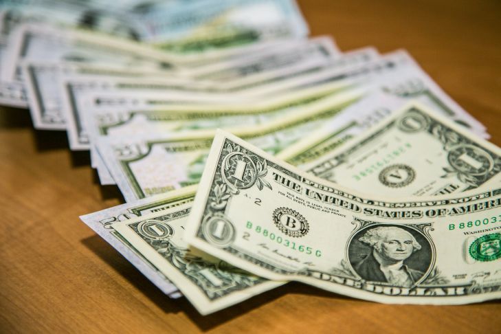 Валютные вкладчики на грани истерии: доллар может пустить их по миру