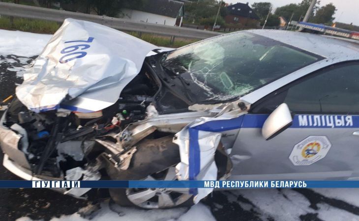 Под Слуцком пьяный пассажир угнал такси и влетел в отбойник – авто загорелось, мужчина погиб 