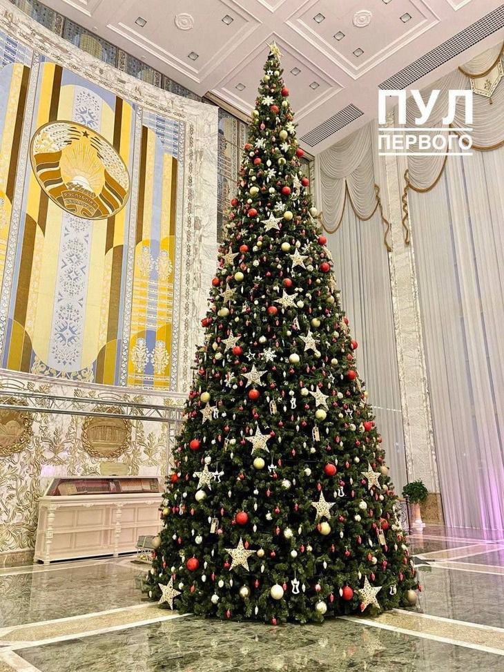 «Пул Первого» показал, как украсили елку во Дворце Независимости