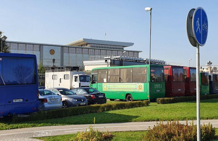 Что сейчас происходит возле Дворца Независимости в Минске