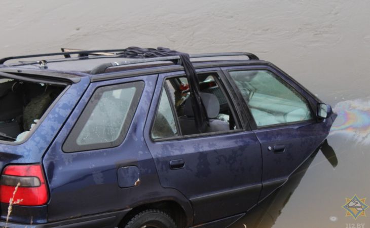 ЧП в Глуске: автомобиль упал в реку. Два человека погибли