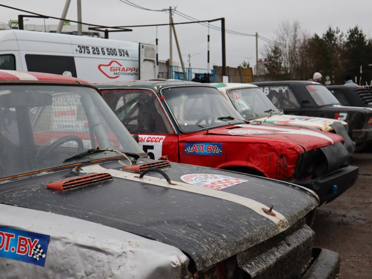 машины стоят