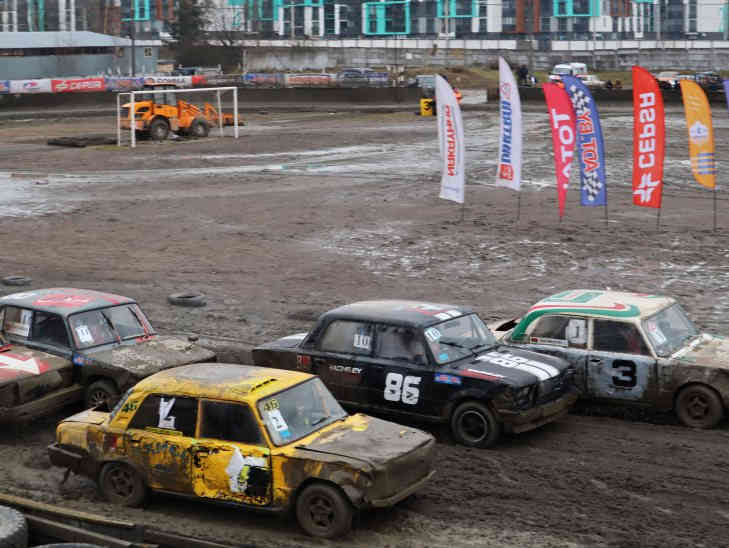 машины едут