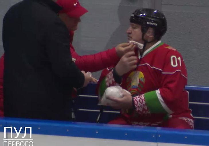 Александру Лукашенко попали клюшкой по лицу во время финала турнира по хоккею