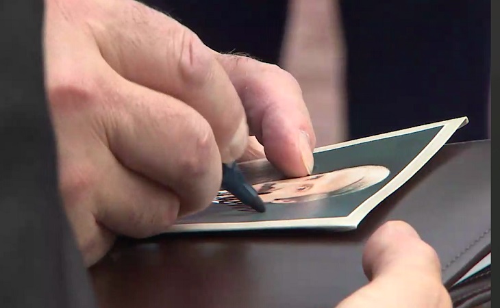 Пенсионерка попросила автограф у Лукашенко, чтобы показать правнучкам. Президент не отказал