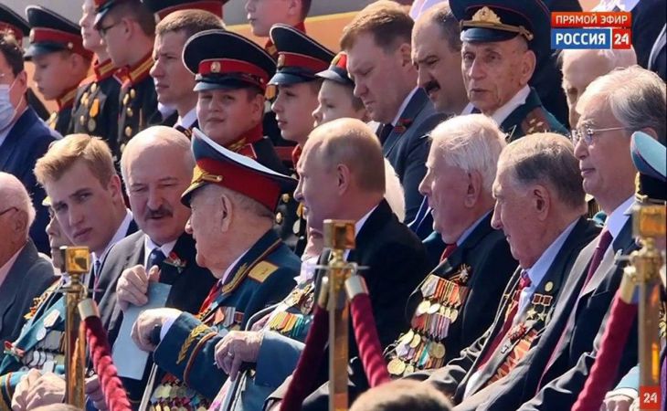 Лукашенко присутствует на параде Победы в Москве. Смотрите, как изменился сын Президента