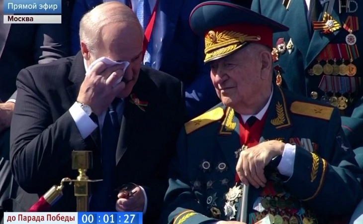 Лукашенко на параде Победы в Москве пообщался с ветераном со слезами на глазах – кадры 