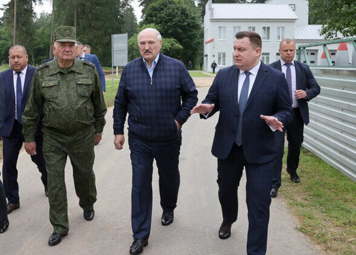Лукашенко поручил обучить белорусов навыкам обращения со стрелковым оружием.
