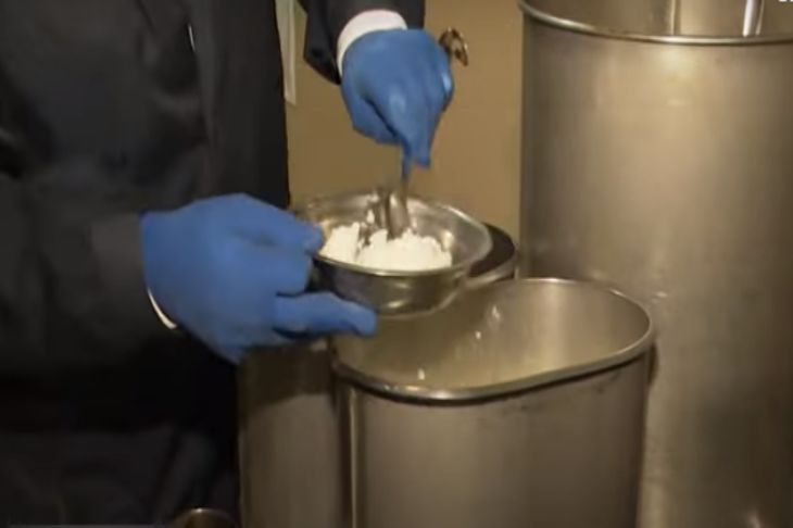 На СТВ показали, в каких условиях содержатся заключенные и чем их кормят на Окрестина