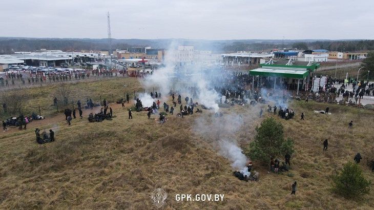 Выстрелы, взрывы, светошумовые гранаты. Беженцы вновь штурмуют границу.